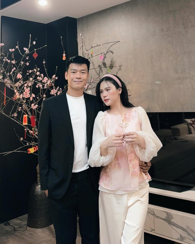 Ngô Tố Uyên (biệt danh Uyên Kem, sinh năm 2000, quê Tuyên Quang) là vợ của cầu thủ Thành Chung. 
