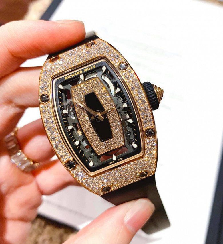 Vợ chủ tịch CLB Hà Nội đeo đồng hồ 7 tỷ đồng, mặc gì cũng xinh, sang - 1