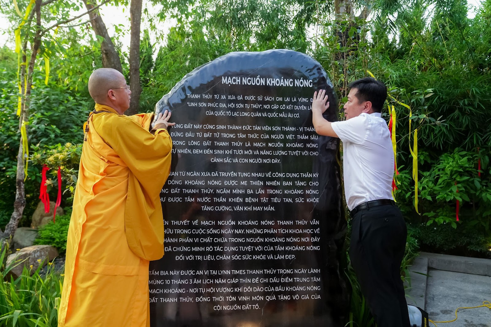 Bia đá ghi danh tâm mạch khoáng nóng đất Tổ tại Lynn Times Thanh Thủy