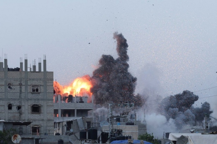 Một vụ nổ sau cuộc không kích của Israel hôm 3-6 ở miền trung Gaza. Ảnh: REUTERS
