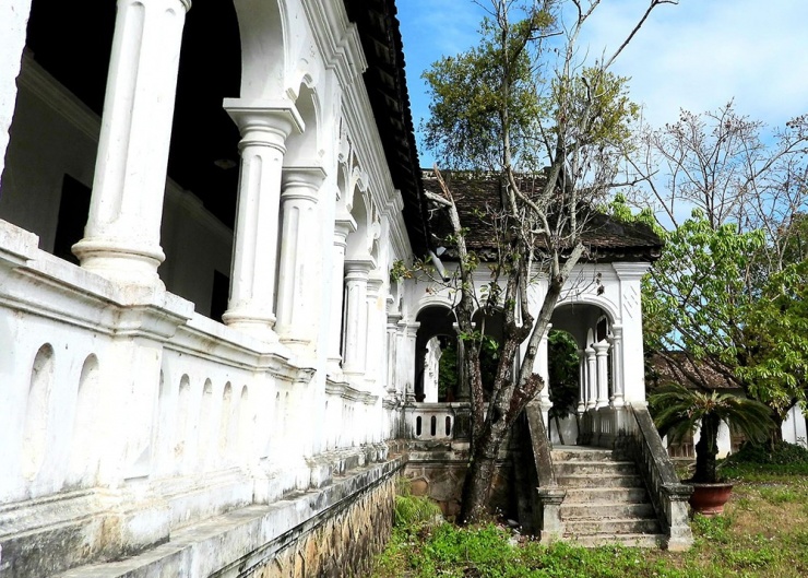 Bậc tam cấp tại gian nhà chính xuống cấp, đổ vỡ so với trước.