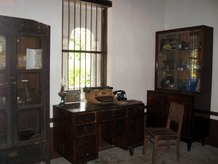 Bên trong căn nhà chính không còn vật dụng, phủ đầy bụi.