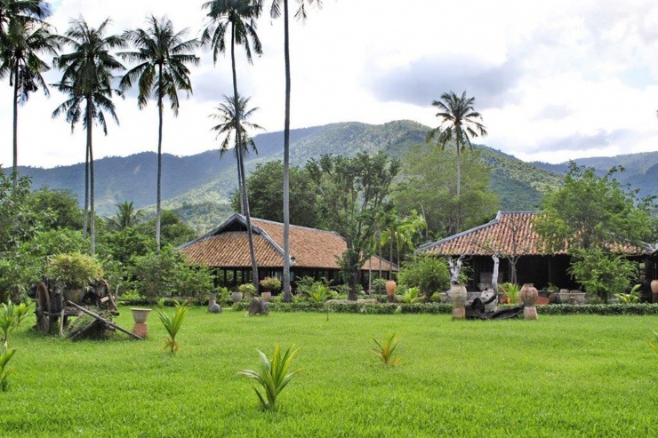 Khu nhà cổ còn có tên gọi khác là Sở Dừa, nằm trên khuôn viên rộng 1,8 ha do ông Nguyễn Đình Thái (người dân địa phương gọi Hai Thái) xây năm 1925. Ông Hai Thái là người Nha Trang, được xem như người đầu tiên khai phá vùng Suối Tiên. Chủ nhân ngôi nhà mất năm 1947, hàng năm đến 17 tháng Chạp, người dân làm lễ cúng giỗ ông tại đây.