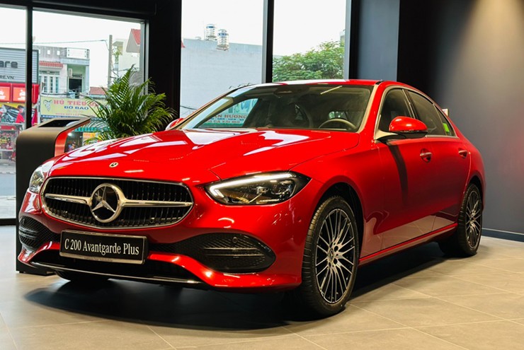 Mercedes-Benz Việt Nam giảm giá C-Class và E-Class, cao nhất tới 320 triệu đồng