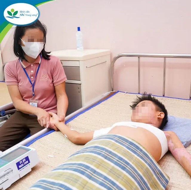 Sau hơn 20 ngày điều trị, sức khỏe của trẻ đã có tiến triển tốt. Ảnh: BVCC