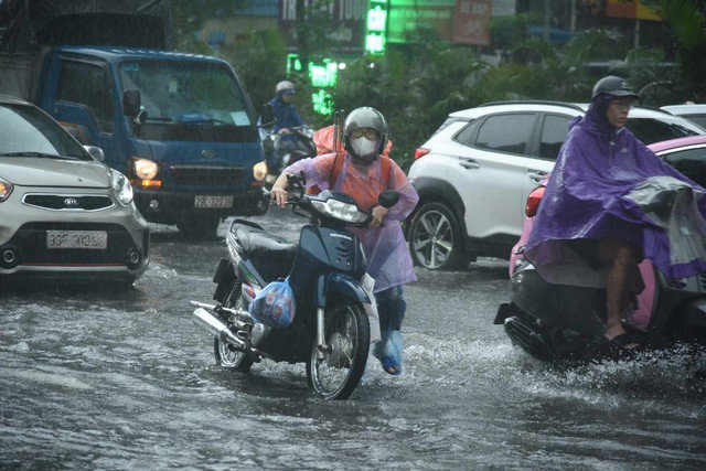 Cơ quan khí tượng cảnh báo mưa lớn cục bộ, mưa dông có khả năng xảy ra lốc, sét, mưa đá ở Hà Nội. Ảnh: Hữu Hưng