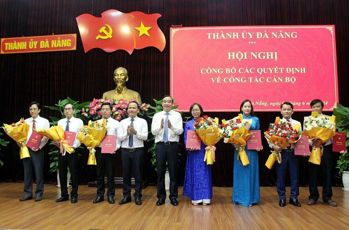 Lãnh đạo Ban Thường vụ và UBND TP Đà Nẵng trao quyết định và tặng hoa cho các cán bộ nhận nhiệm vụ mới. Ảnh: Thiệu Anh