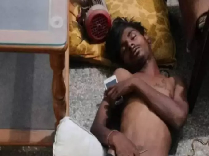 Kapil ngủ quên trộm đồ vì điều hòa quá mát, bị cảnh sát chụp lại khi đến bắt giữ. Ảnh: India Today