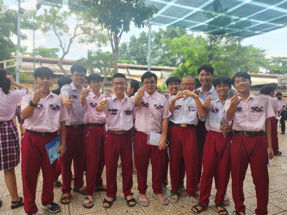 Các thí sinh tại điểm thi Trường THCS Nguyễn Trãi, quận Gò Vấp tự tin trước giờ thi tiếng Anh. Ảnh: NGUYỄN QUYÊN