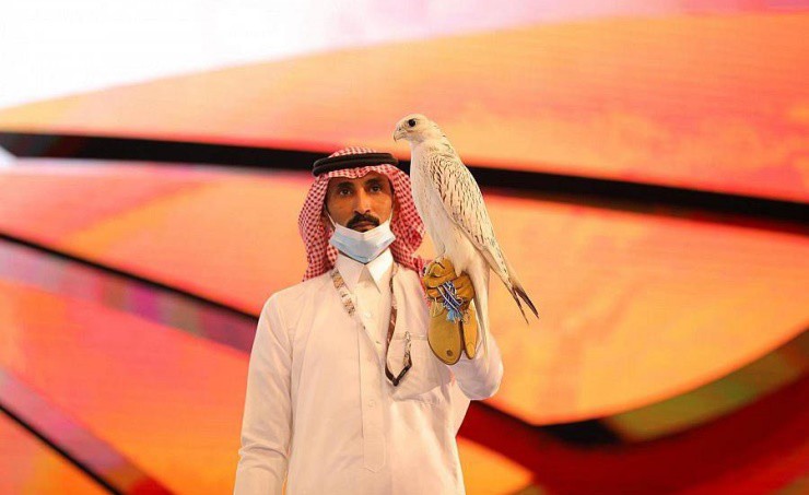 Con chim ưng nặng 1,6 kg được bán với giá 93.347 USD (hơn 2,3 tỷ đồng)