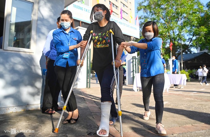 Thí sinh chống nạng đi thi lớp 10 ở Hà Nội năm 2022. Ảnh: Giang Huy