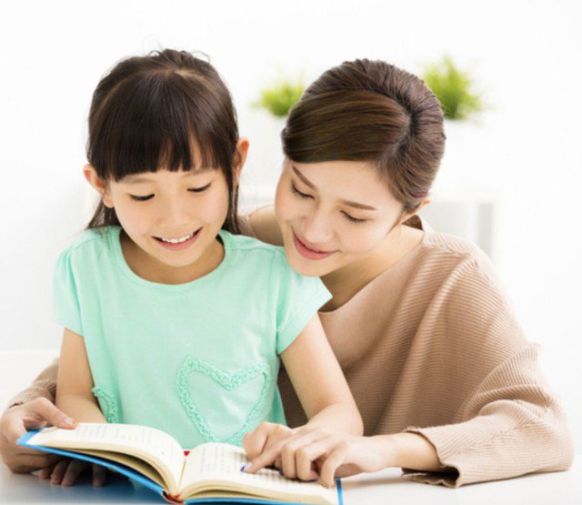 Một cô gái hiện đại nên được cha mẹ dẫn dắt để biết trân trọng thế giới của sách từ khi còn nhỏ. Ảnh minh hoạ