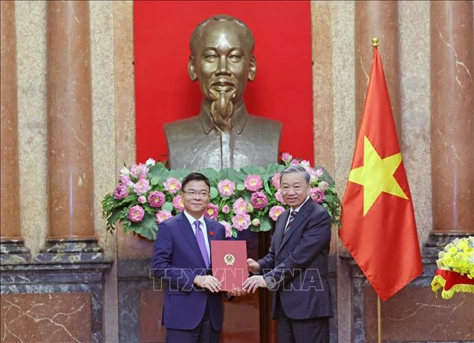 Chủ tịch nước Tô Lâm trao quyết định của Chủ tịch nước bổ nhiệm Phó Thủ tướng Chính phủ với ông Lê Thành Long