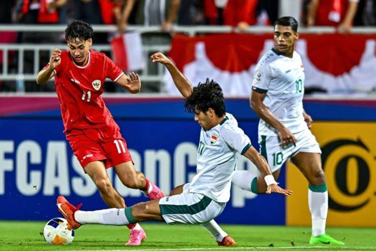 Dù khó nhưng nếu thắng được Iraq, Indonesia (áo đỏ) sẽ đoạt vé vào vòng 3 trước lượt trận cuối