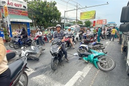 Tin tức trong ngày - Xe khách tông hàng loạt xe máy đang dừng đèn đỏ