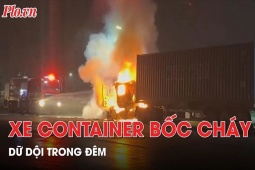 Tin tức trong ngày - Xe container bốc cháy dữ dội trong đêm