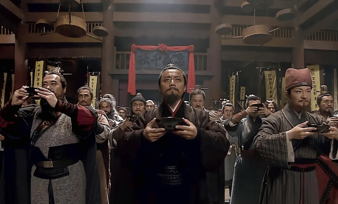 Tống Giang uống rượu tụ nghĩa cùng các huynh đệ Lương Sơn (ảnh từ phim truyền hình Trung Quốc)