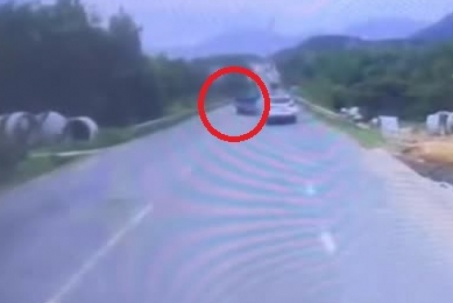 Clip: “Đứng hình” vì gặp xe tải chạy như tự sát, ô tô vẫn bị tông vỡ đầu