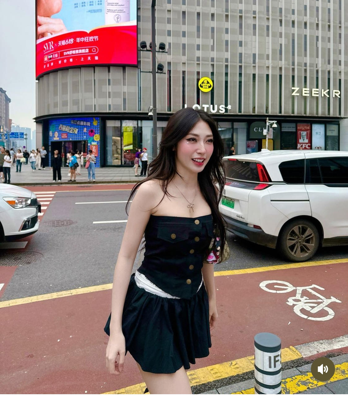 Khổng Tú Quỳnh mặc áo cúp, váy tennis nổi bật trên đường phố Trung Quốc - 3
