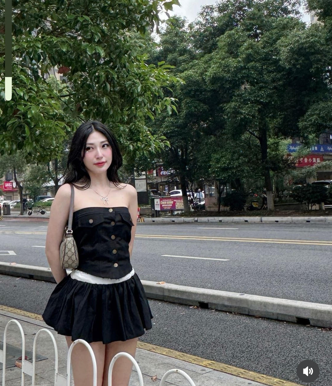 Khổng Tú Quỳnh mặc áo cúp, váy tennis nổi bật trên đường phố Trung Quốc - 1