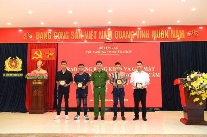 Trung tướng Nguyễn Tuấn Anh trao logo của lực lượng cảnh sát cho các “người hùng”