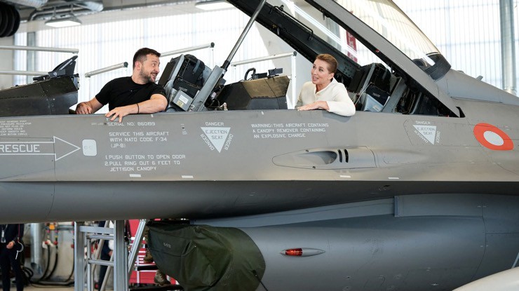 Tổng thống Ukraine Volodymyr Zelensky ngồi trong buồng lái chiến đấu cơ F-16 cùng với Thủ tướng Đan Mạch&nbsp;Mette Frederiksen vào ngày 20/8/2023.