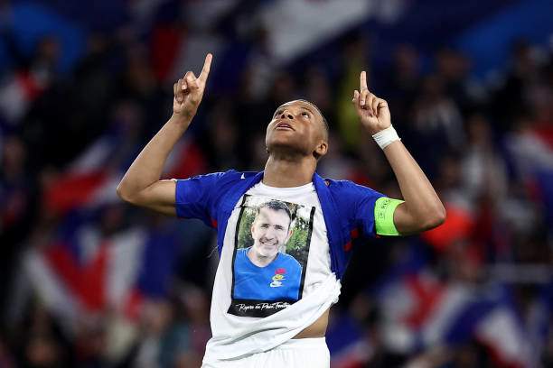 Mbappe tiếp tục phong độ cao cho ĐT Pháp khi góp mặt trong cả 3 bàn thắng, bàn thứ 3 anh dành để tưởng nhớ cho chú Alex đã qua đời 3 ngày trước