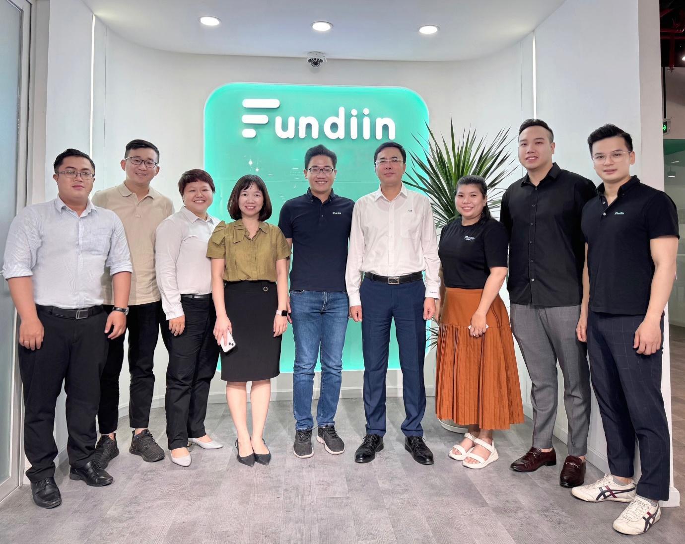 Ông Nguyễn Ảnh Cường, Tổng giám đốc Fundiin (thứ 5 từ trái sang) cùng đoàn đón tiếp nhóm công tác CIC dẫn đầu là ông Lê Anh Tuấn, Phó tổng giám đốc CIC (thứ 6 từ trái sang) tại văn phòng Fundiin.