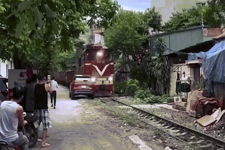 Vụ ô tô đỗ sát đường sắt bị tàu hỏa tông biến dạng: Xem xét xử lý tài xế xe con - 1