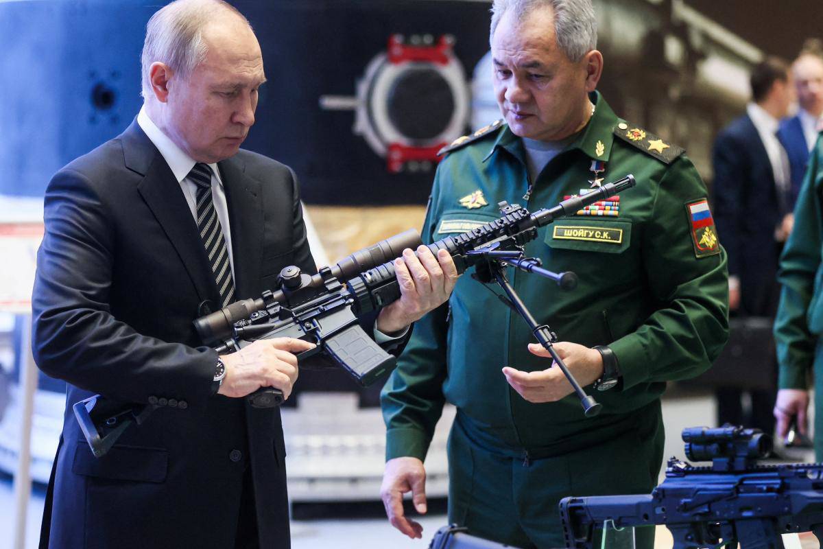 Ông Putin xem một khẩu súng trường của Nga (ảnh: Reuters)