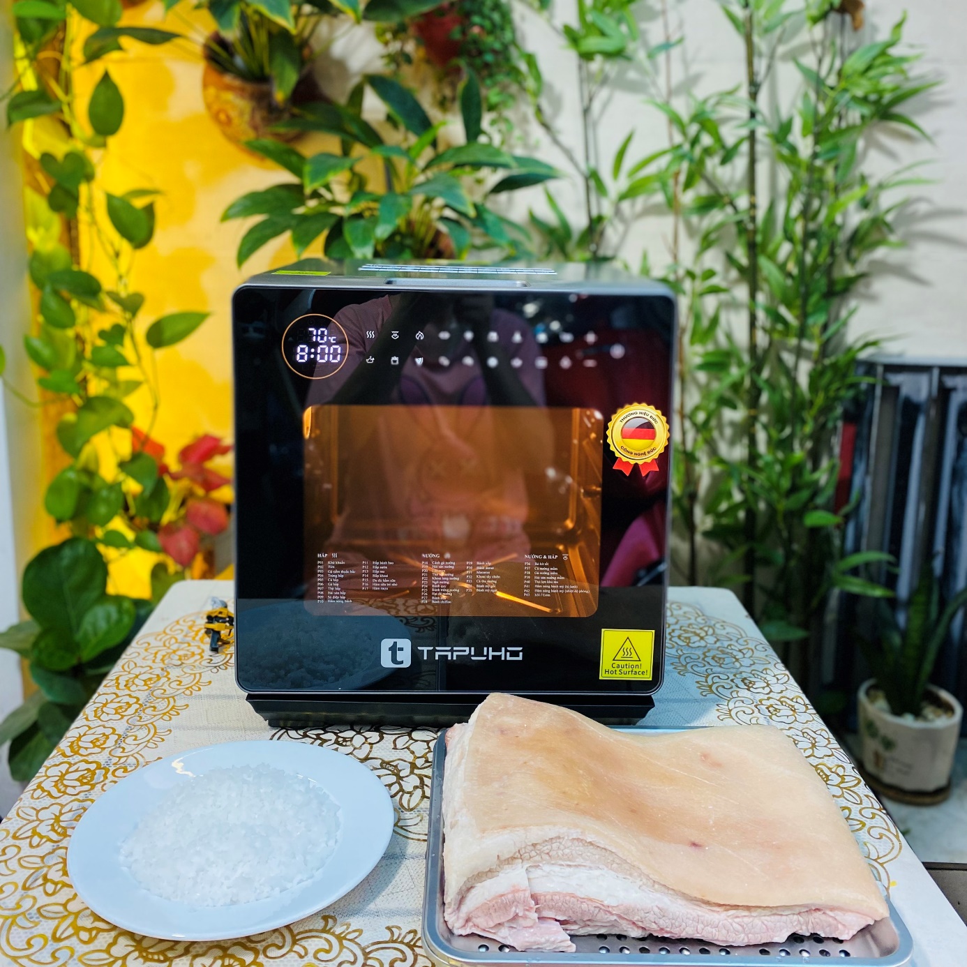 Nguyên liệu chỉ là thịt ba chỉ ngon và muối vô cùng đơn giản