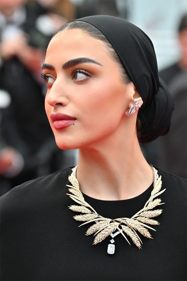 Chiếc vòng cổ Blé lấy cảm hứng từ cây lúa mì được doanh nhân người Saudi - người bạn của thương hiệu Yara Alnamlah chọn mang bên cạnh hoa tai Déferlante và nhẫn Epi de Blé từ bộ sưu tập Jardins 