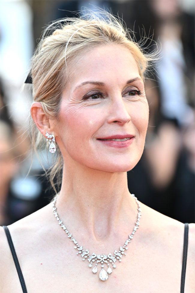  Nữ diễn viên Kelly Rutherford, được biết đến với vai diễn trong loạt phim Gossip Girl, mang vòng cổ và hoa tai kim cương Soir de Fête.