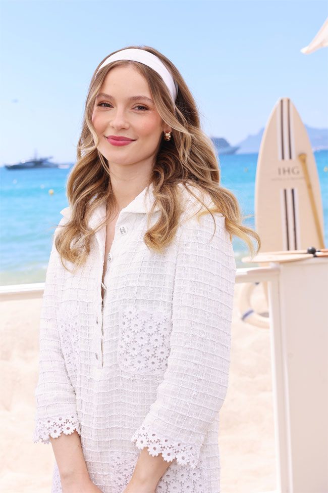  Nàng thơ nước Pháp Rebecca Marder tham dự buổi chiếu phim "Marcello Mio" của Christophe Honoré. Cô chọn mang hoa tai Torsade de Chaumet High Jewellery, vòng tay và nhẫn Bee My Love.