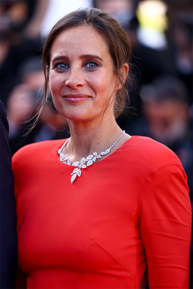  Diện sắc đỏ quyến rũ, Julie de Bona khẳng định thần thái khi mang mẫu vòng cổ Mélodie Nacrée High Jewellery và nhẫn Laurier từ bộ sưu tập Jardins 