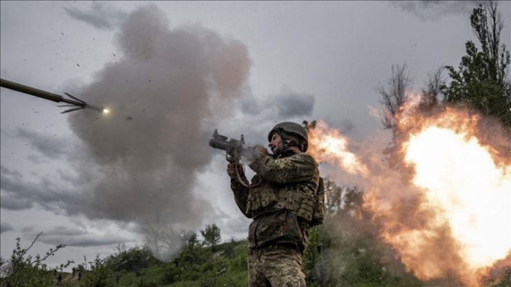 Binh sĩ Ukraine khai hỏa vũ khí trên chiến trường. Ảnh: Anadolu