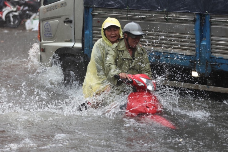 TP.HCM Ngập Nặng Sau Mưa Lớn, Nhiều Xe Chết Máy, Công Nhân Dầm Mình Thông Cống