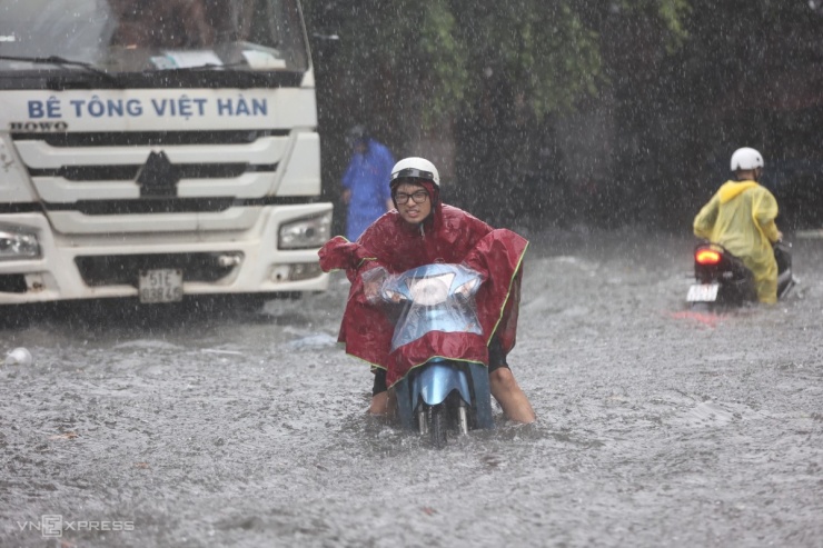 TP.HCM Ngập Nặng Sau Mưa Lớn, Nhiều Xe Chết Máy, Công Nhân Dầm Mình Thông Cống