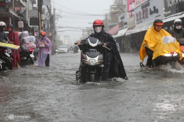 TP.HCM Ngập Nặng Sau Mưa Lớn, Nhiều Xe Chết Máy, Công Nhân Dầm Mình Thông Cống