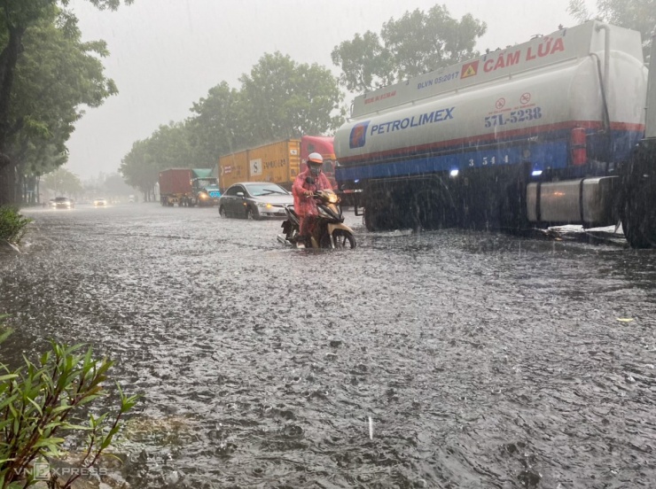 TP.HCM Ngập Nặng Sau Mưa Lớn, Nhiều Xe Chết Máy, Công Nhân Dầm Mình Thông Cống