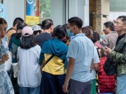 Kinh doanh - Ngân hàng Nhà nước giữ nguyên giá 75,98 triệu đồng/lượng, khách xếp hàng dài mua vàng