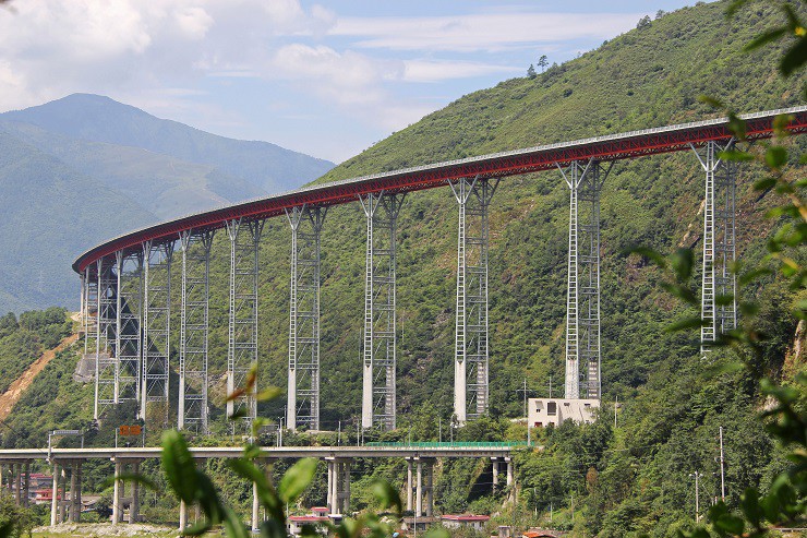 Là một trong những cầu cạn đặc biệt nhất được xây dựng ở Trung Quốc, Ganhaizi là một cây cầu giàn thử nghiệm sử dụng ống thép cho gần như toàn bộ kết cấu.
