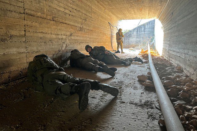 Binh lính Israel trú ẩn trong một đường hầm trong lúc đụng độ với lực lượng Hezbollah diễn ra hôm 5-6. Ảnh: REUTERS