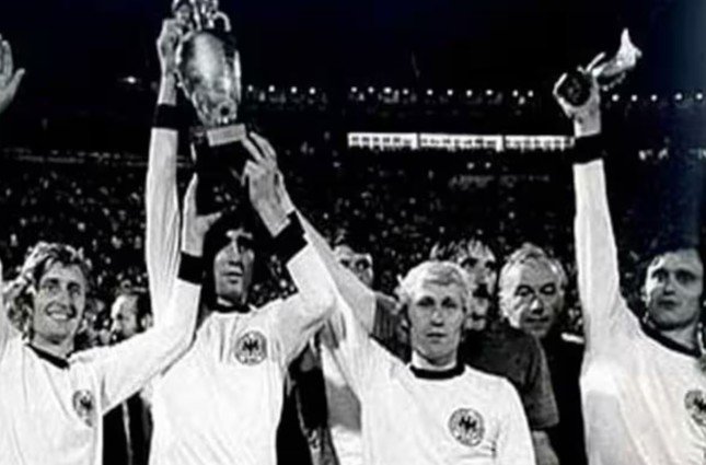 Tiệp Khắc vô địch EURO 1976.