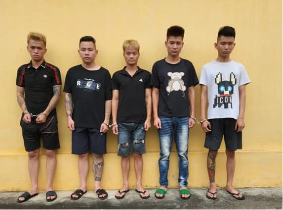 Những thanh niên đầu tiên bị Công an Thị xã Phú Thọ bắt giữ. Ảnh CA