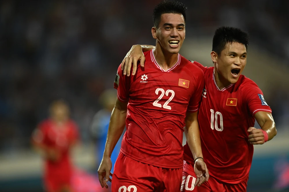 Tiến Linh và Tuấn Hải, hai cầu thủ ghi bàn trong trận Việt Nam - Philippines 3-2. Ảnh: ANH THỊNH