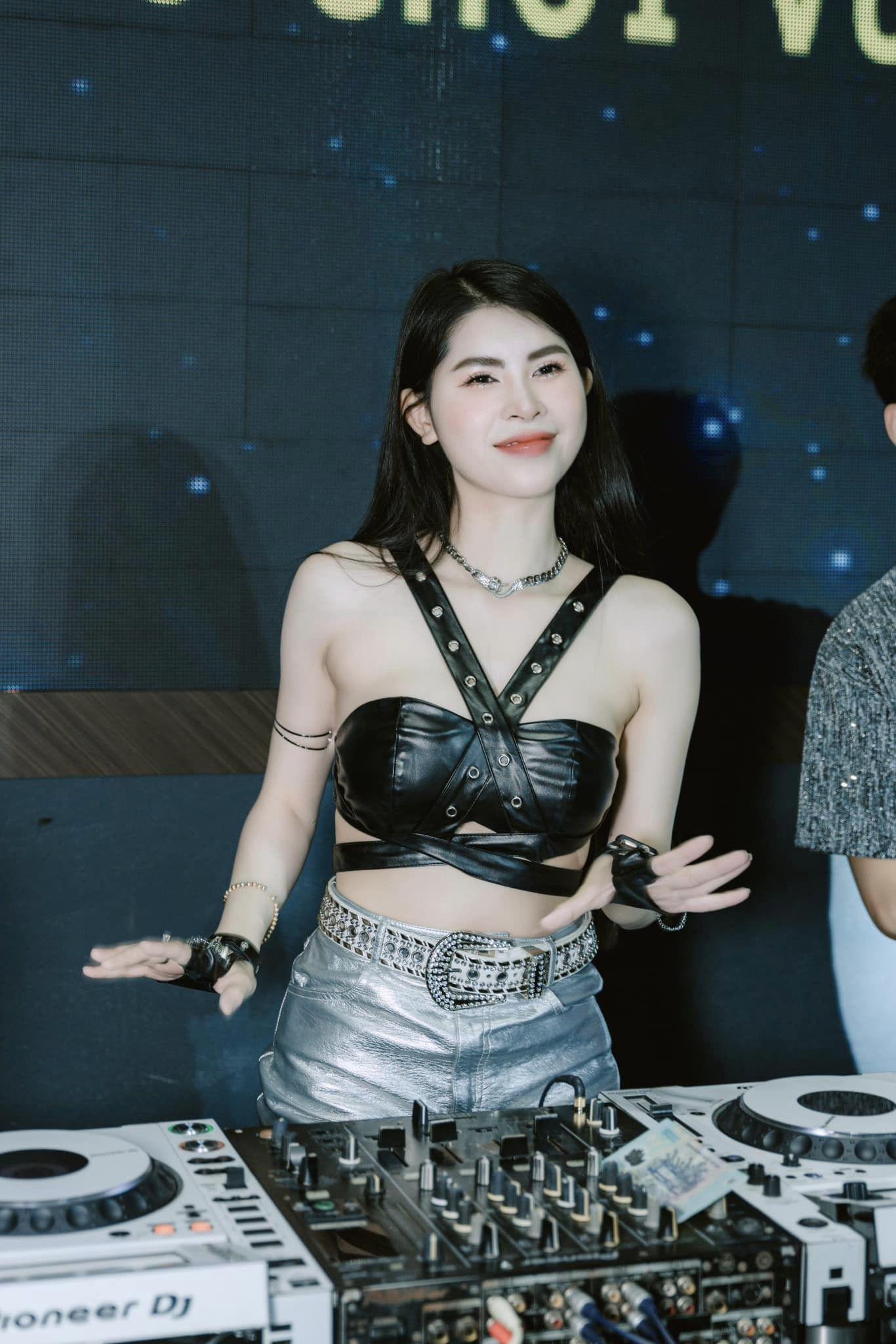 Cô làm DJ, diễn viên tự do tại Hà Nội.