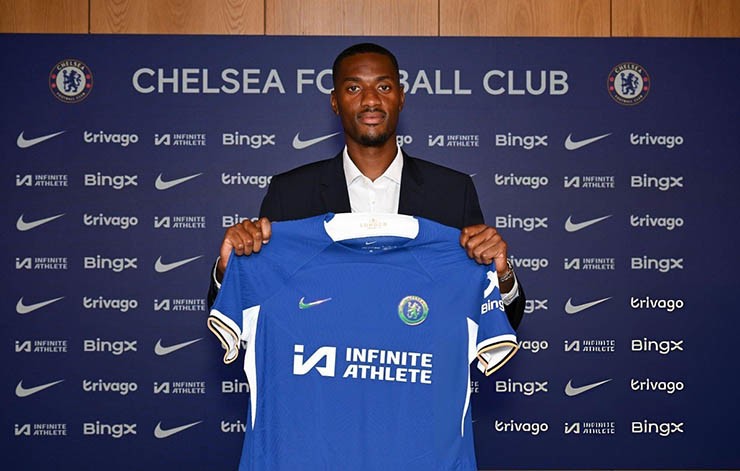 Adarabioyo gia nhập Chelsea