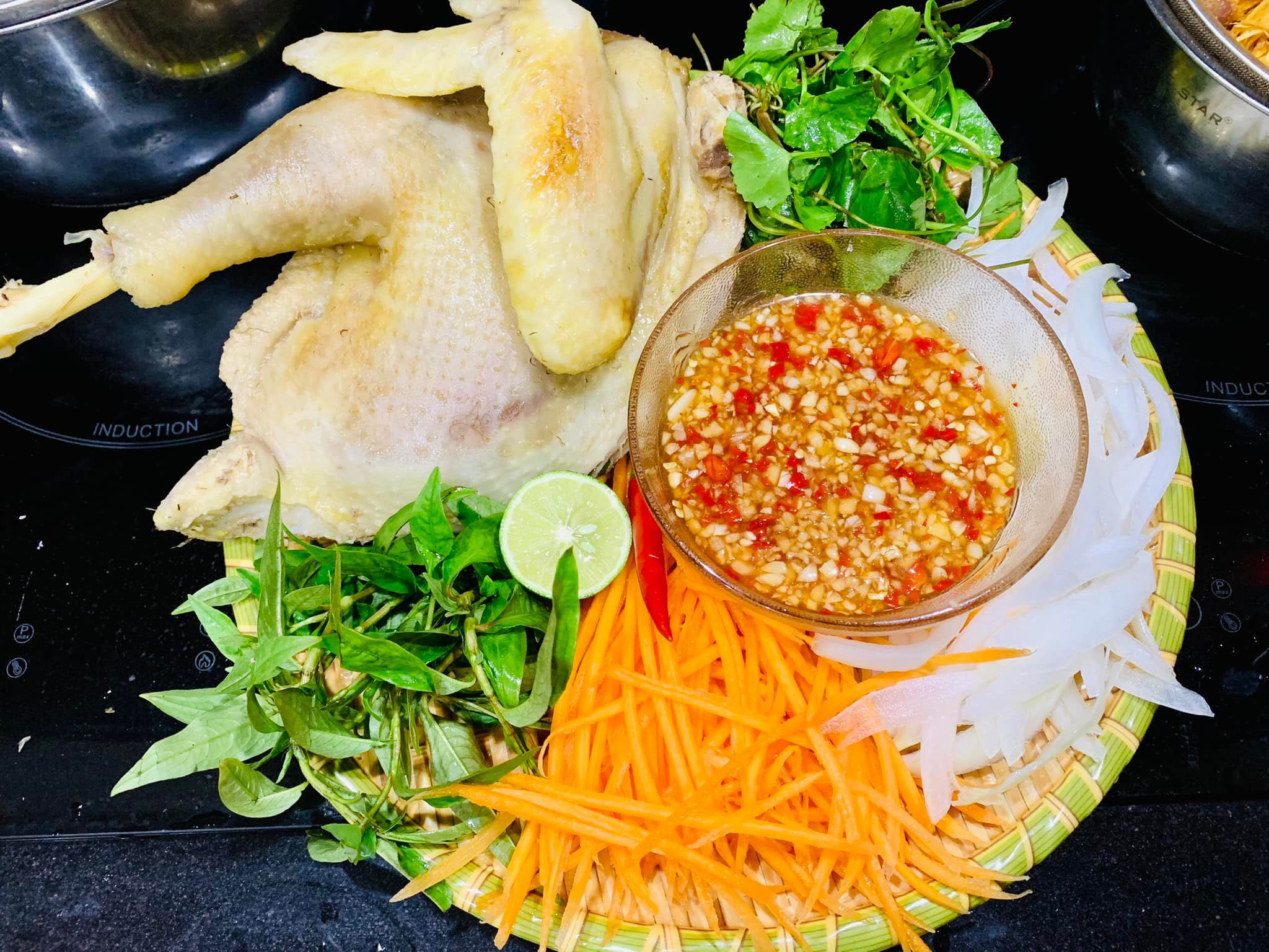 Pha nước trộn nộm: 3 thìa canh đường + 1.5 thìa canh nước cốt chanh + 1/2 thìa canh tương ớt + 2 thìa canh nước lọc + 2 thìa canh nước mắm. Tất cả trộn đều rồi cho tỏi ớt băm vào.