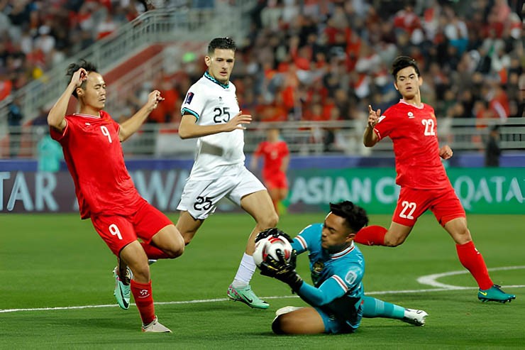 Việt Nam (áo đỏ) và Indonesia tranh nhau tấm vé thứ 2